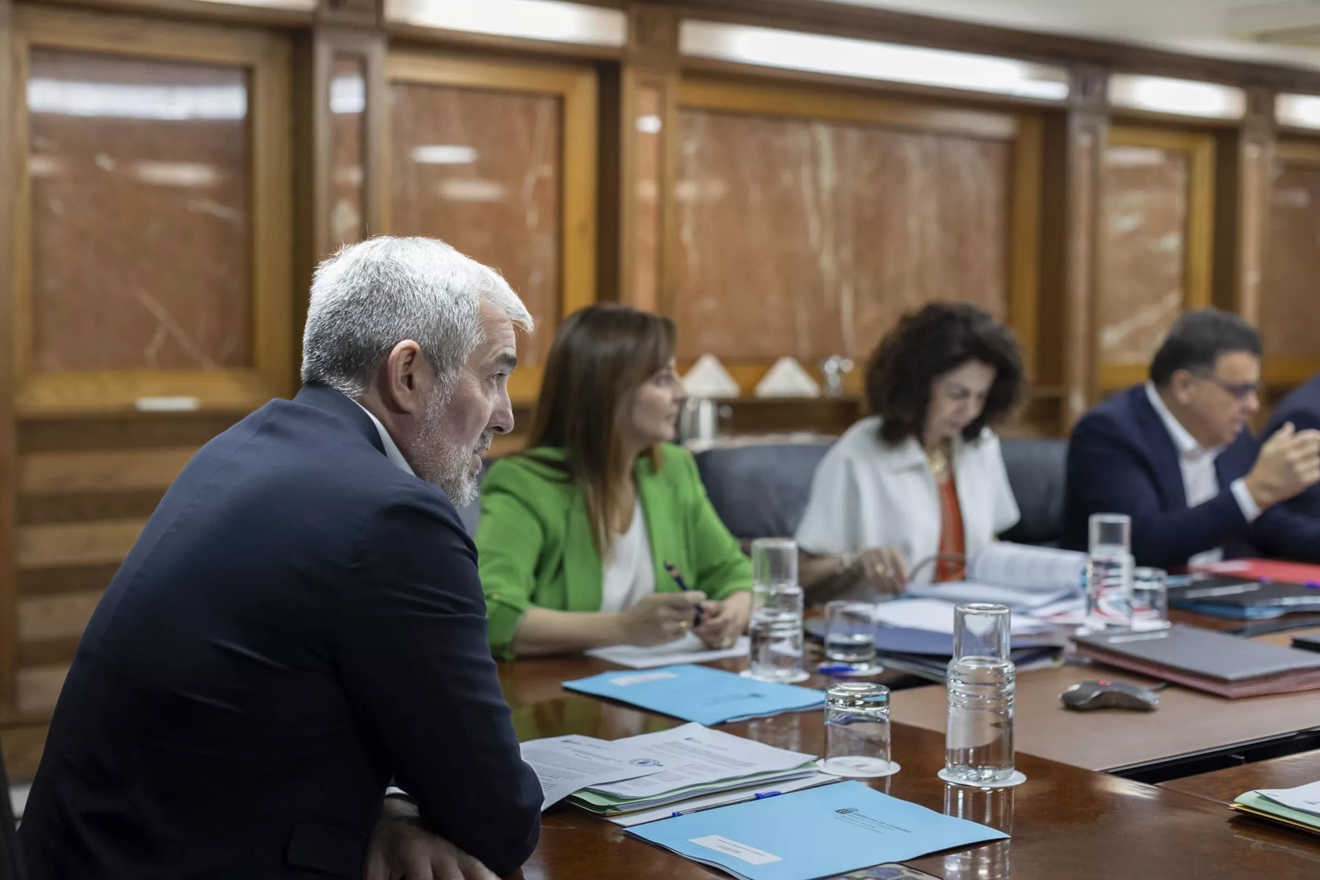 El presidente de Canarias, Fernando Clavijo (i), durante una reunión del Consejo de Gobierno. / QUIQUE CURBELO-EFE