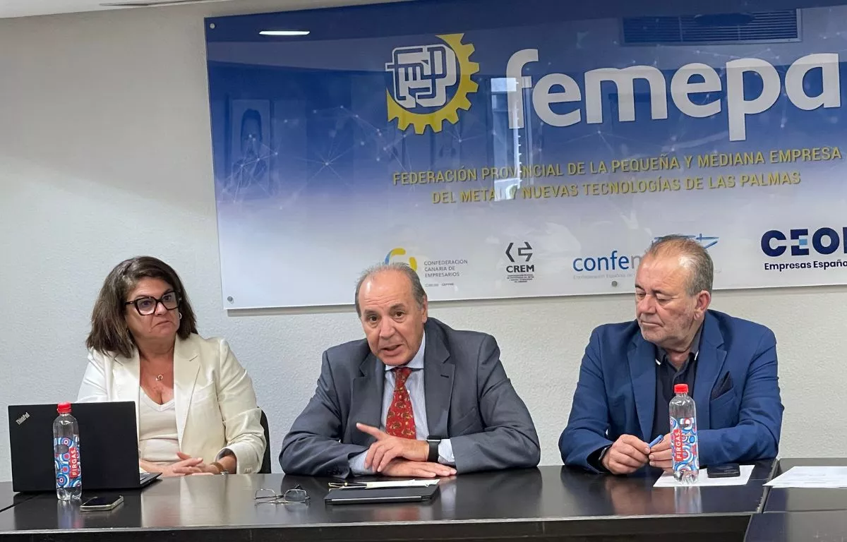 La presidenta de Femepa, Patricia Jiménez; el presidente de Confemetal, José Miguel Guerrero, y el secretario general de la federación, Juan Carlos Betancor, durante la reunión celebrada en la sede de Femepa en Las Palmas de Gran Canaria. AH