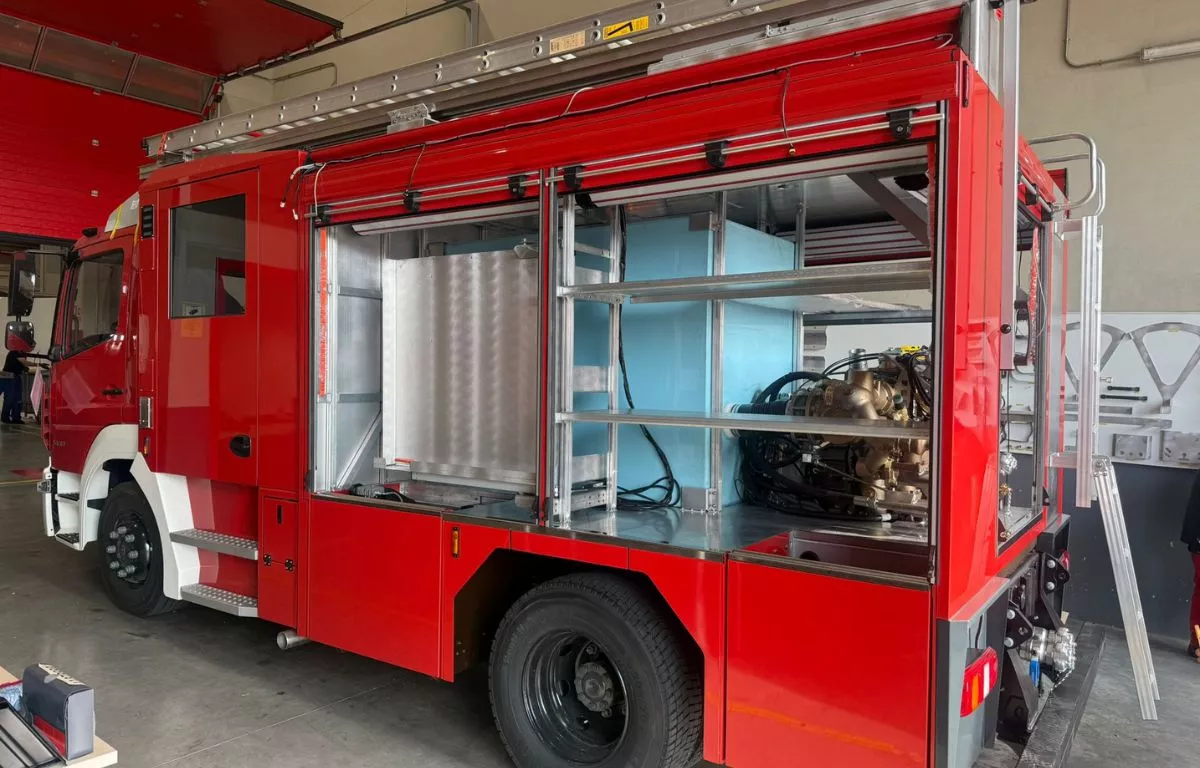 Uno de los nuevos camiones de primera salida para el Servicio de Extinción de Incendios y Salvamento (SEIS) durante su proceso de carrozado en Linares (Jaén). AYUNTAMIENTO LPA