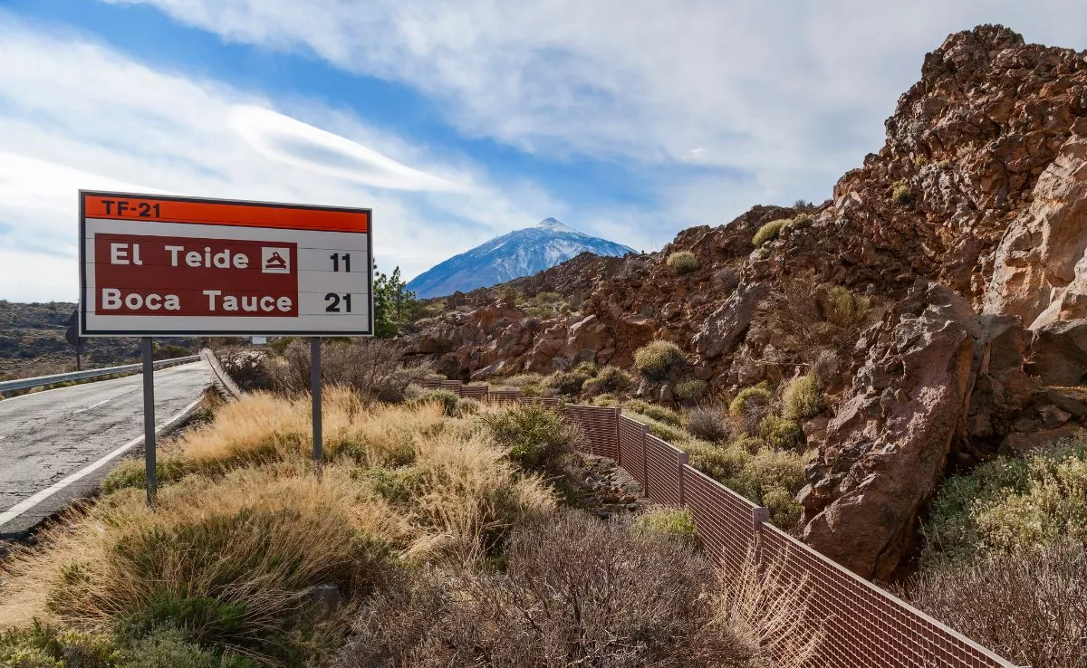 Cartel de acceso al Teide, con el estratovolcán al fondo. IMAGEN DE LA RED