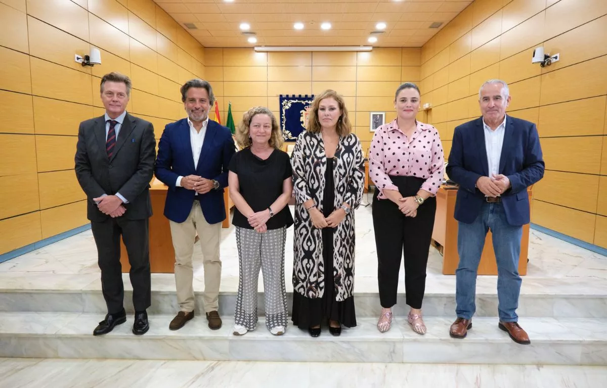 La presidenta del Parlamento de Canarias, Astrid Pérez (centro), junto a los miembros de la Mesa durante la reunión celebrada en la sede del Cabildo de Fuerteventura. PARLAMENTO