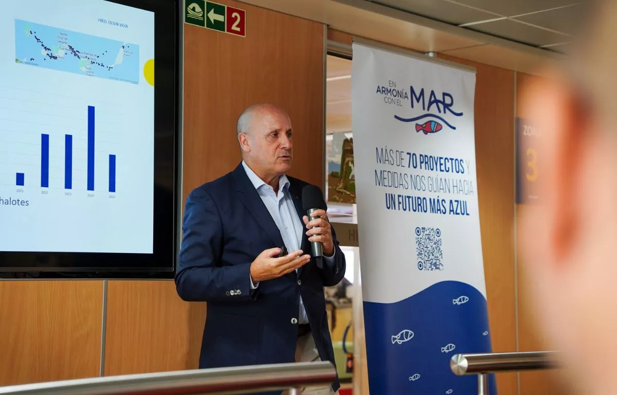 El director de flota de Fred. Olsen Express, Juan Ignacio Liaño, presenta a bordo del Bajamar Express los avances del programa ‘Fred. Olsen Vigía’, que permite registrar en tiempo real los avistamientos de cetáceos y fauna marina. CEDIDA