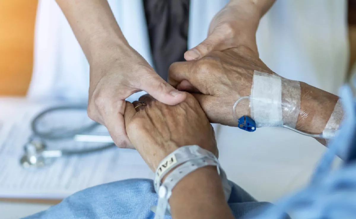 Una persona recibiendo cuidados paliativos. 