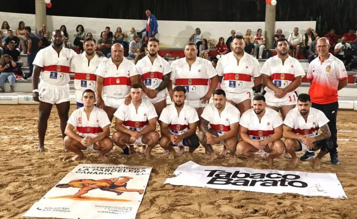  El club de lucha canaria C.L. Adargoma con una lona de Tabaco Barato./ CLA