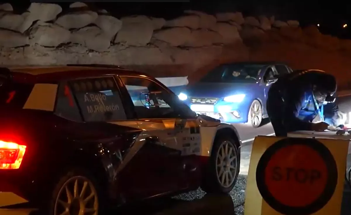 Un vehículo particular intenta acceder un tramo de la prueba del rally de Atogo (Tenerife)./ RRSS