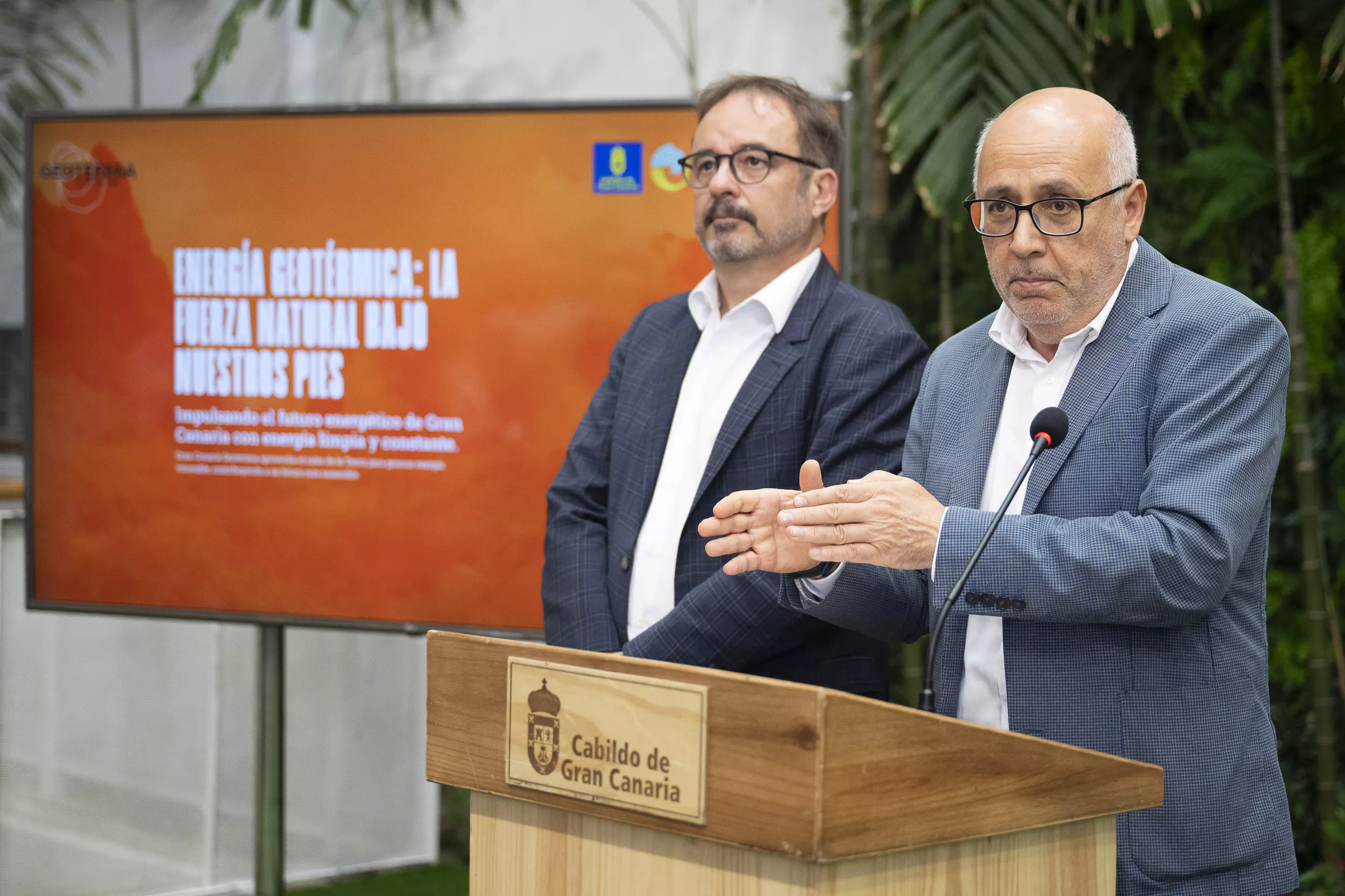 El presidente del Cabildo de Gran Canaria, Antonio Morales, y el consejero de Medio Ambiente, Raúl García. / AH