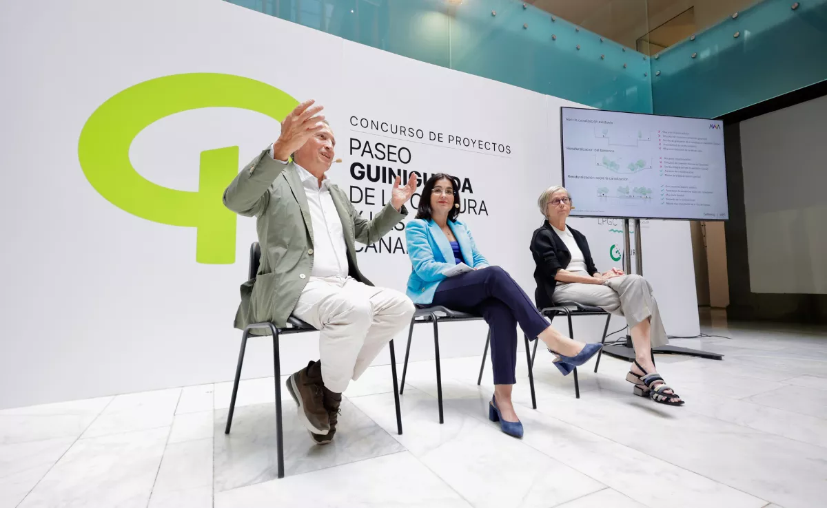 Enric Batlle, Carolina Darias y Flora Pescador, durante la presentación del proyecto Paseo de la Cultura y las Artes Canarias, que se ejecutará en el barranco del Guiniguada. / AH