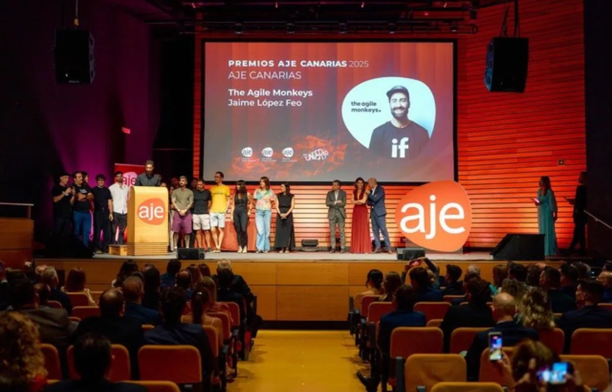 El equipo de The Agile Monkeys, liderado por su CEO Jaime López Feo, recibe el Premio AJE Canarias 2025 durante la gala celebrada en el Auditorio Alfredo Kraus de Las Palmas de Gran Canaria