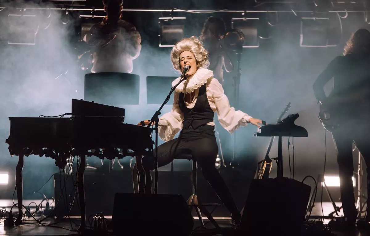 Maika Makovski durante una actuación reciente. La artista presentará en Canarias su nuevo trabajo ‘Bunker Rococó’ los días 24 y 25 de octubre.