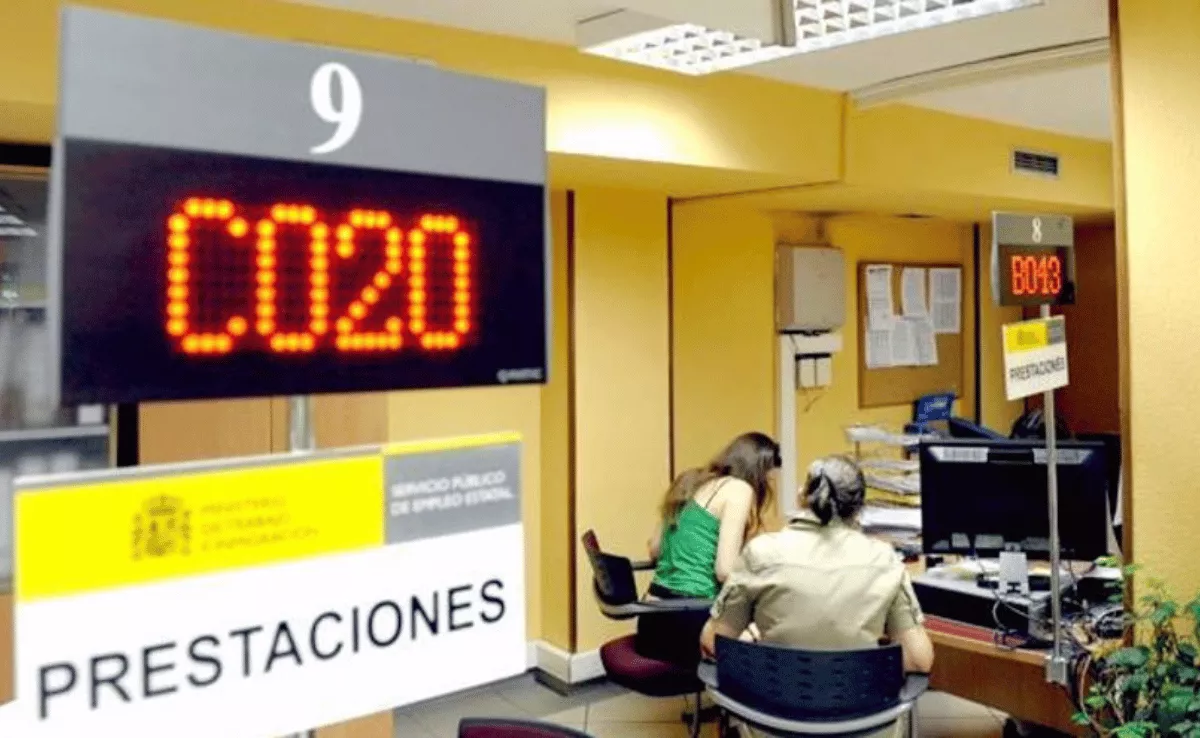 Imagen de dos personas en la Seguridad Social donde se solicita el Ingreso Mínimo Vital / EFE