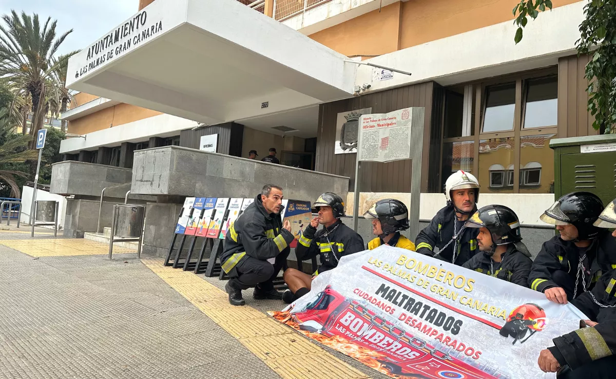 Bomberos encadenados frente al Ayuntamiento de Las Palmas de Gran Canaria / AH - MARCOS MORENO