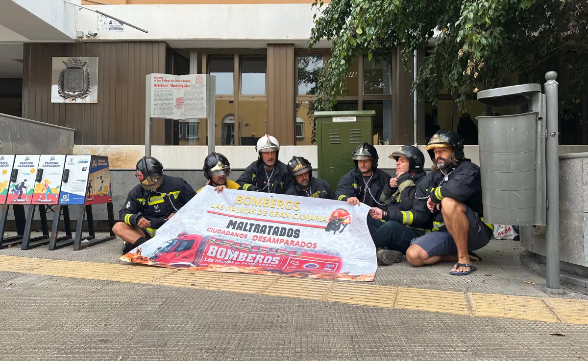 Bomberos encadenados frente al Ayuntamiento de Las Palmas de Gran Canaria / AH - MARCOS MORENO