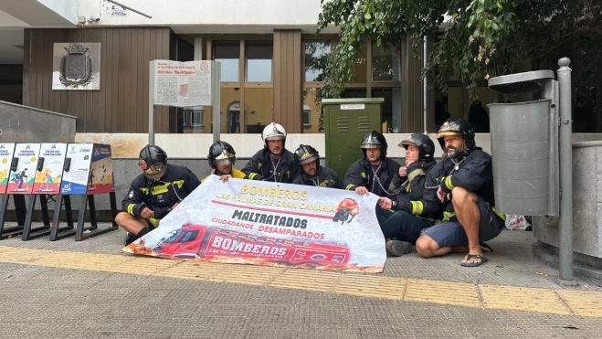 Bomberos encadenados frente al Ayuntamiento de Las Palmas de Gran Canaria / AH - MARCOS MORENO