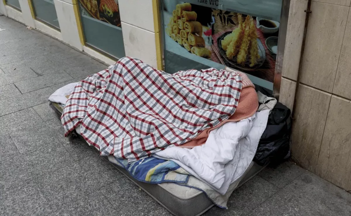 Imagen de una persona sin hogar durmiendo en la calle / EFE