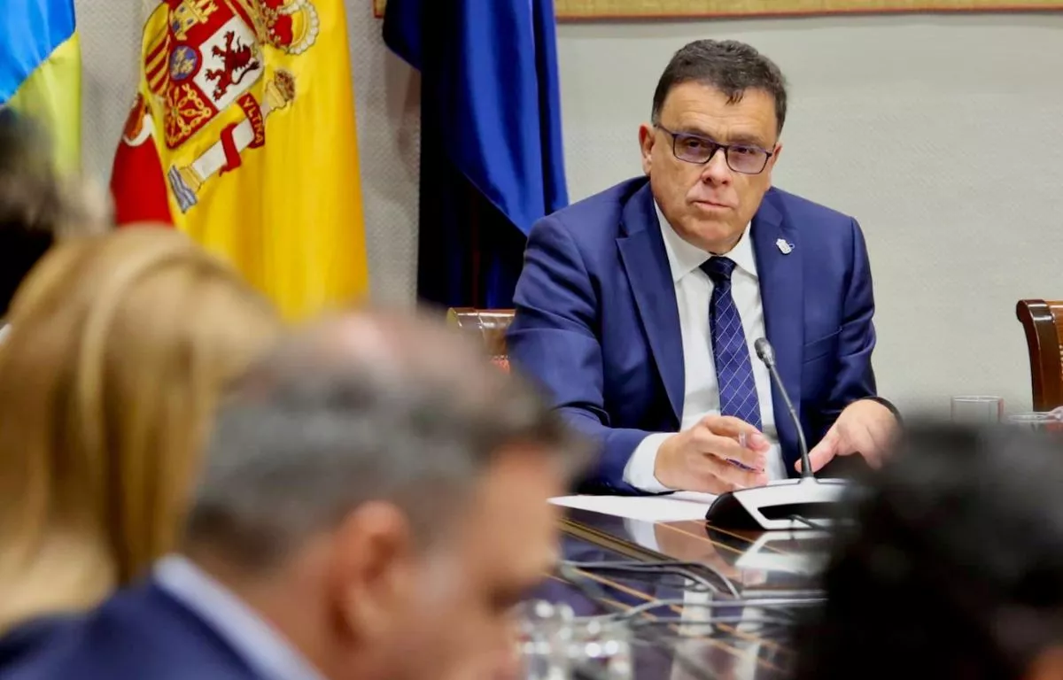 El consejero de Política Territorial, Manuel Miranda, durante su comparecencia en comisión parlamentaria para explicar los avances en la creación de la Agencia Canaria de Emergencias.