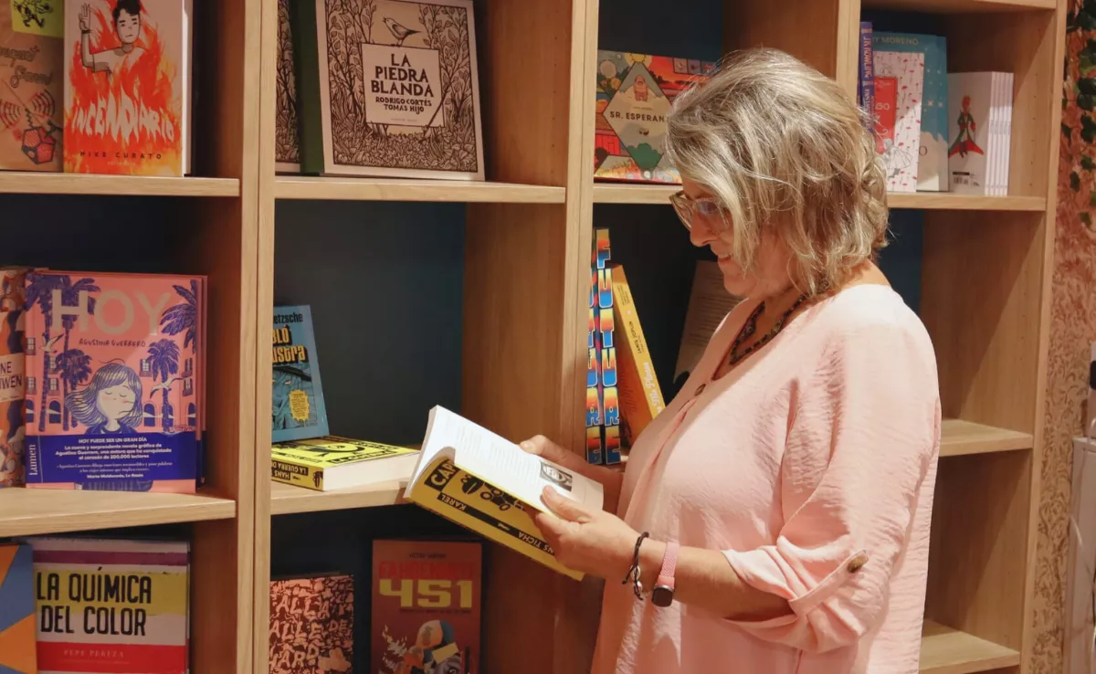 Dácil Zurita, propietaria de La Pardela, nueva librería en Santa Cruz de Tenerife. / ATLÁNTICO HOY