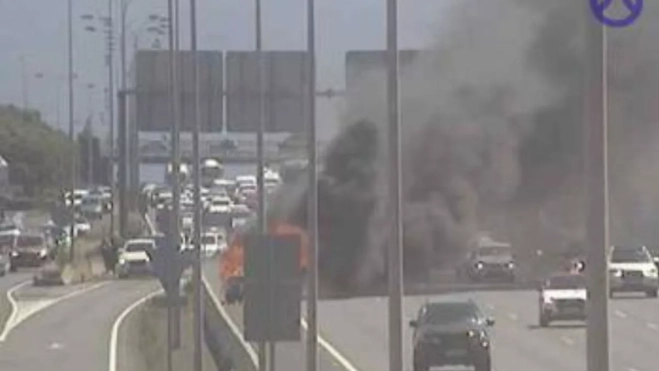 Un incendio de vehículo provoca retenciones en la TF-5 a la altura de La Laguna