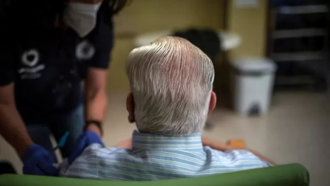 Una persona dependiente con su cuidadoraEFE BRAIS LORENZO