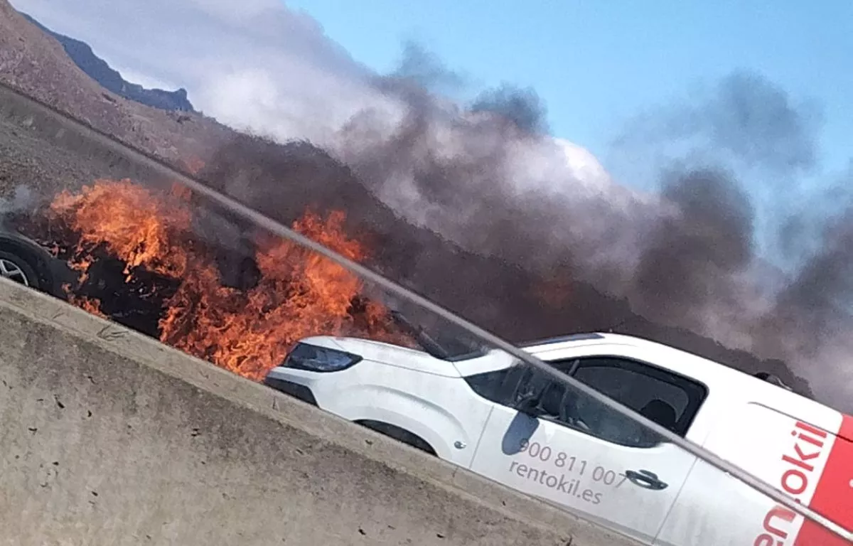 El incendio de un vehículo provoca retenciones en la TF-5 a la altura de La Laguna. AH