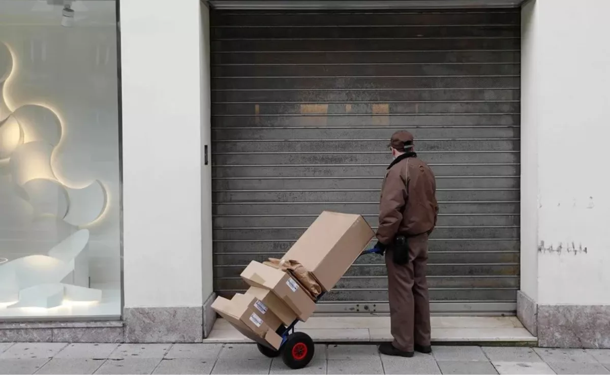 Autónomo de una de las pymes frente a su negocio / EFE