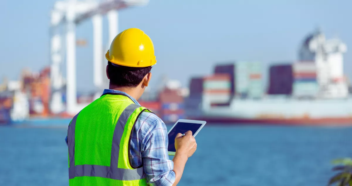 Imagen de un inspector, personal de puertos como el de Santa Cruz de Tenerife. / CANVA