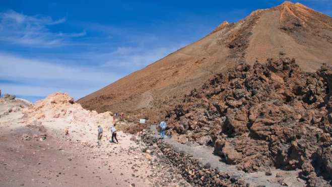Senderistas en el acceso al pico del Teide. IMAGEN DE LA RED Senderistas en el acceso al pico del Teide. IMAGEN DE LA RED