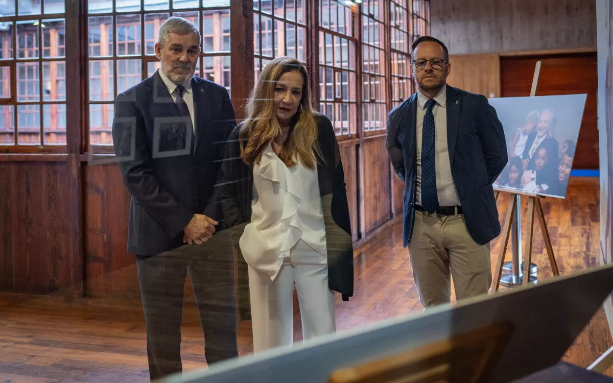 Clavijo recuerda a Adán Martín como un presidente de consenso y visión para el futuro de Canarias. En la imagen, el presidente con Pilar Parejo y Octavio Caraballo. / AH