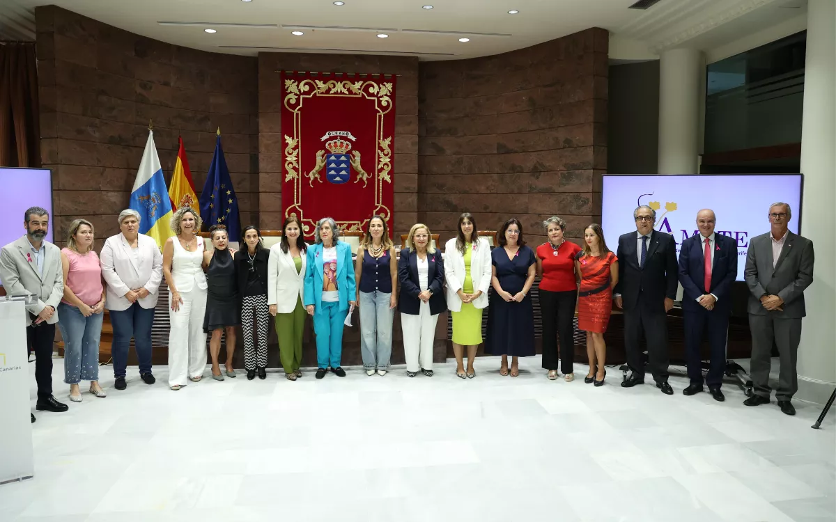 El Parlamento acoge las IX Jornadas sobre el cáncer de mama organizadas por Ámate. / AH