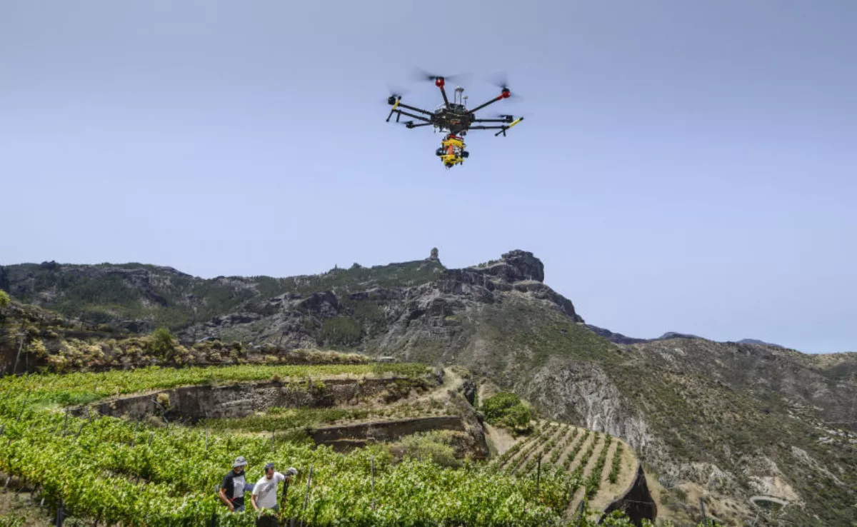 Un dron sobrevuela los cielos de Gran Canaria. La inversión en la industria del conocimiento en Canarias es especialmente valorada por Financial Times / AH