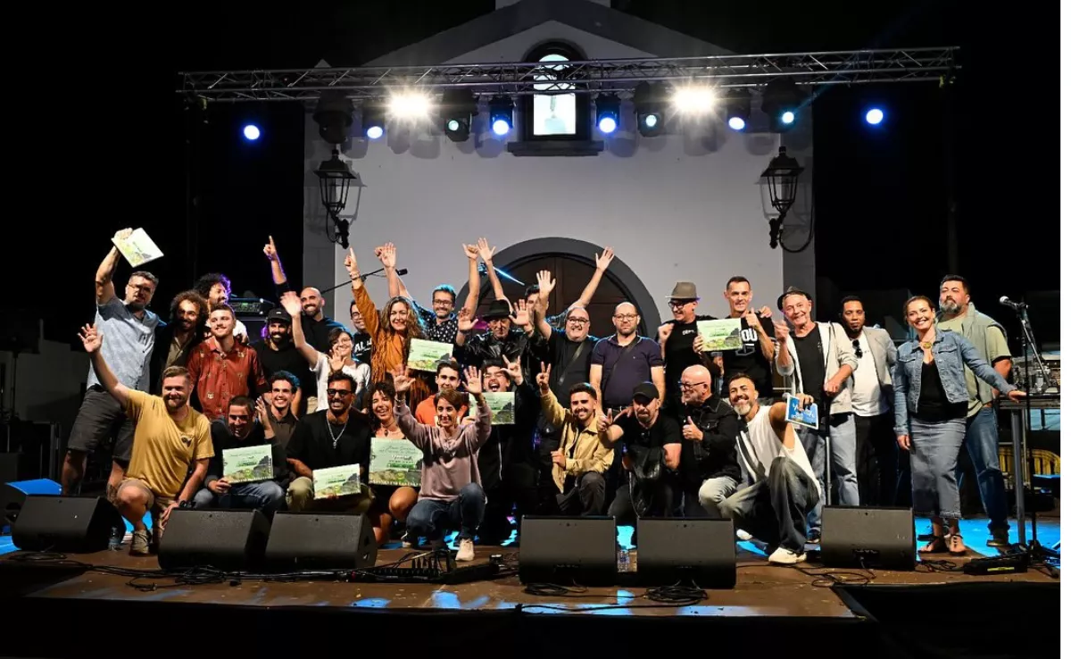 Foto de familia con las bandas invitadas el Encuentro de Veneguera. / AH
