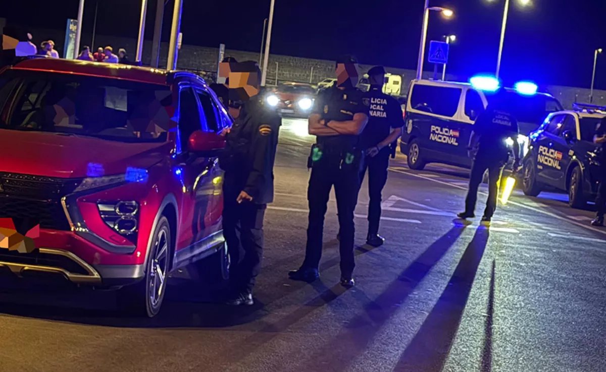 Varios agentes durante el control de la Policía Local en el que resultó multado el comisario del Cuerpo Nacional de Policía. / CEDIDA