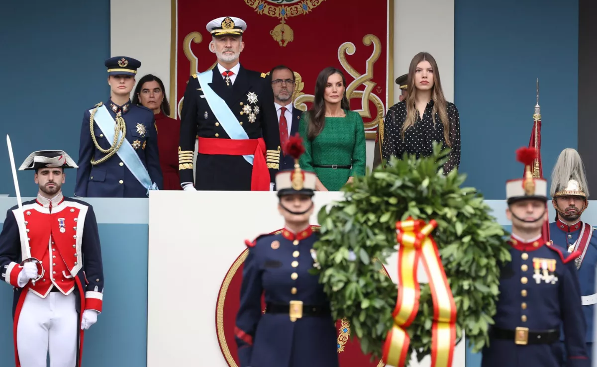 Sus Majestades los Reyes, en Madrid, durante el Desfile de las Fuerzas Armadas por el Día de la Hispanidad. / AH