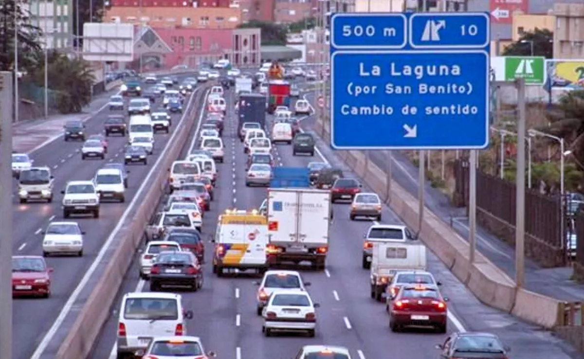 Tráfico en una autopista de Tenerife. /Archivo