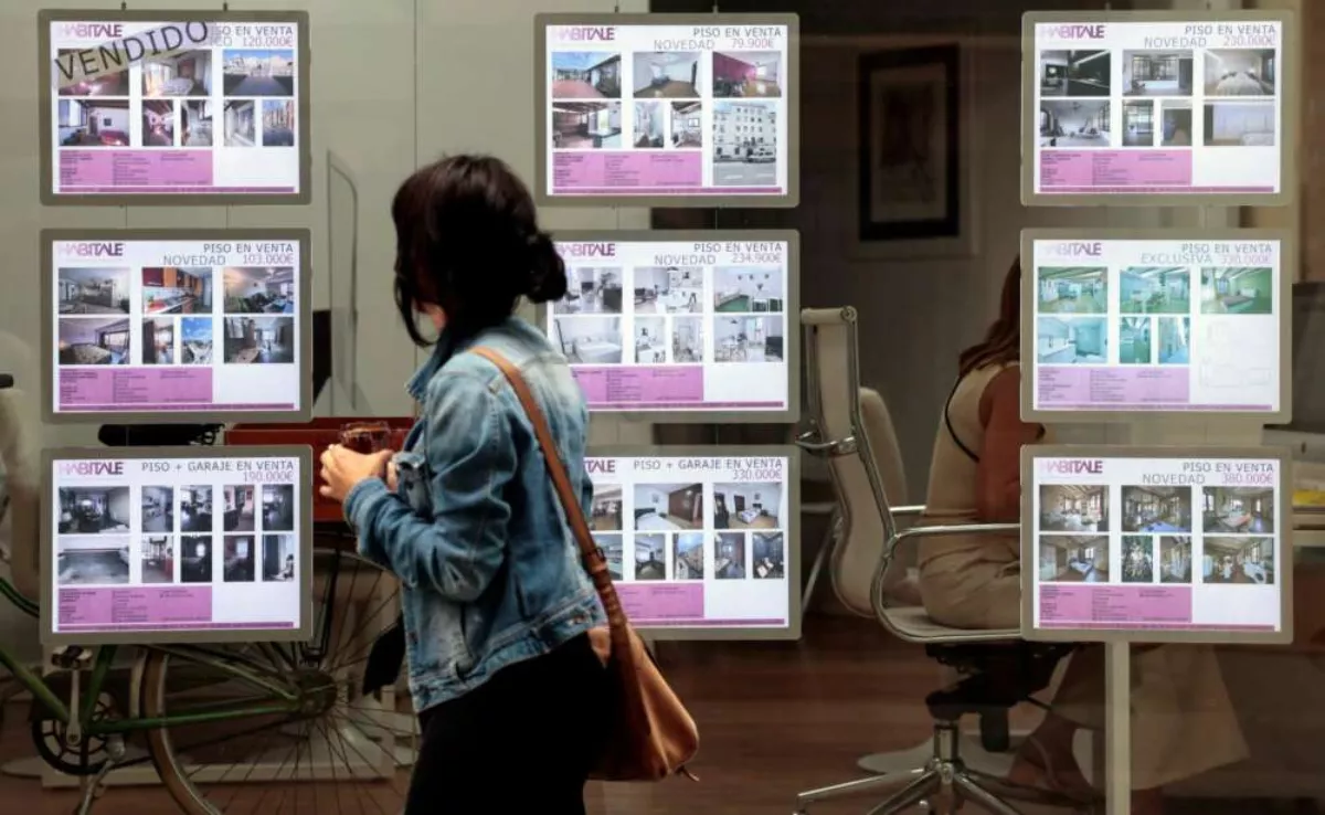 Imagen de una persona frente a una inmobiliaria / EFE Imagen de una persona frente a una inmobiliaria / EFE