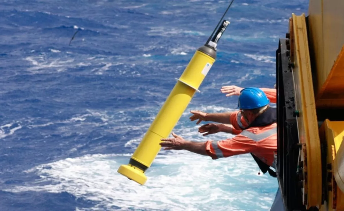 Lanzamiento de una de las boyas del programa internacional ARGO./ AO&ML