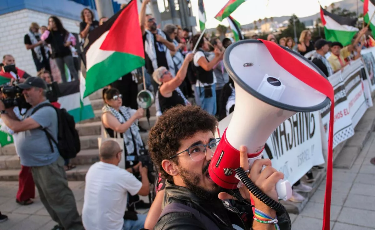 Manifestantes en el Santiago Martín|EFE