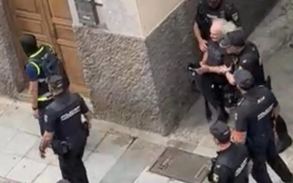 ‘El Guaca’ y su pareja ingresan en prisión tras ser detenidos en una operación antidroga en San José. / AH