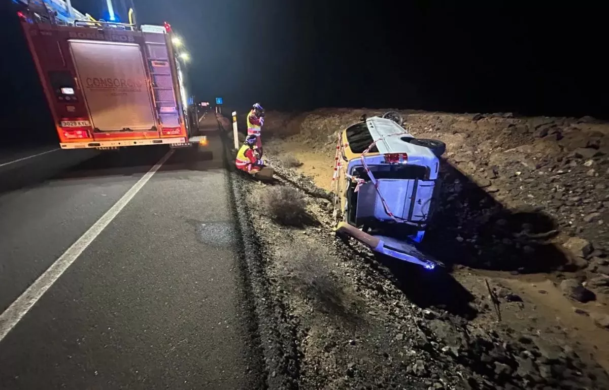 Grave un taxista tras salirse de la vía en la LZ-2, en el municipio de Yaiza