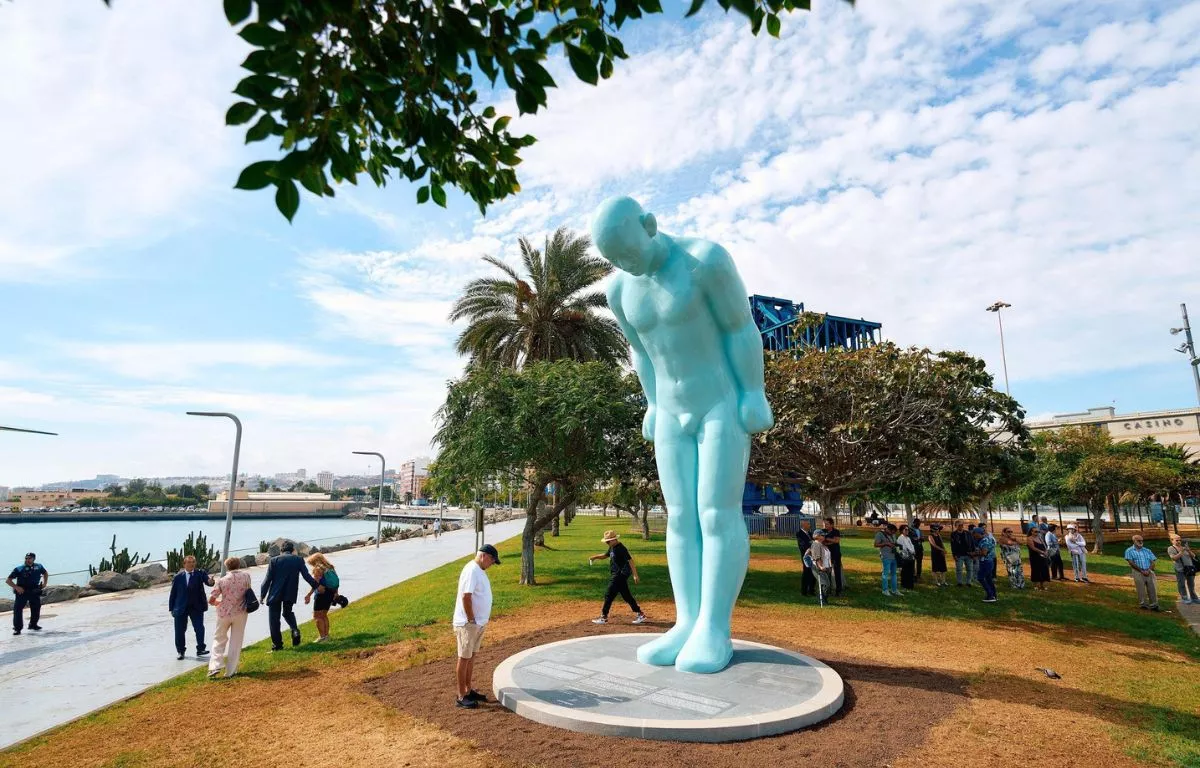 El Greetingman divide a Las Palmas: del orgullo por Corea al “machango del muelle”