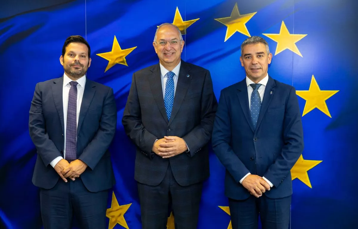 El consejero de Pesca del Gobierno de Canarias, Narvay Quintero (derecha), junto al comisario europeo de Pesca y Océanos, Costas Kadis (centro), y el viceconsejero del Sector Primario, Eduardo García Cabello, durante la reunión mantenida en Bruselas