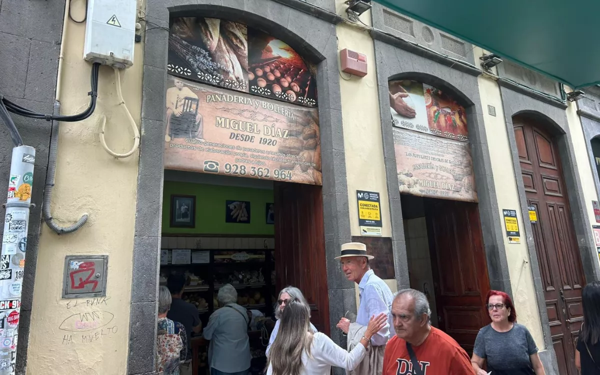 El Ayuntamiento cierra la panadería Miguel Díaz, abierta en 1920, por no tener licencia de apertura. / AH