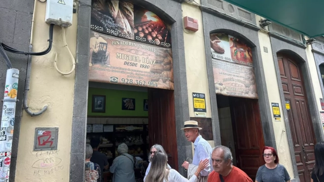 El Ayuntamiento cierra la panadería Miguel Díaz, abierta en 1920, por no tener licencia de apertura. / AH