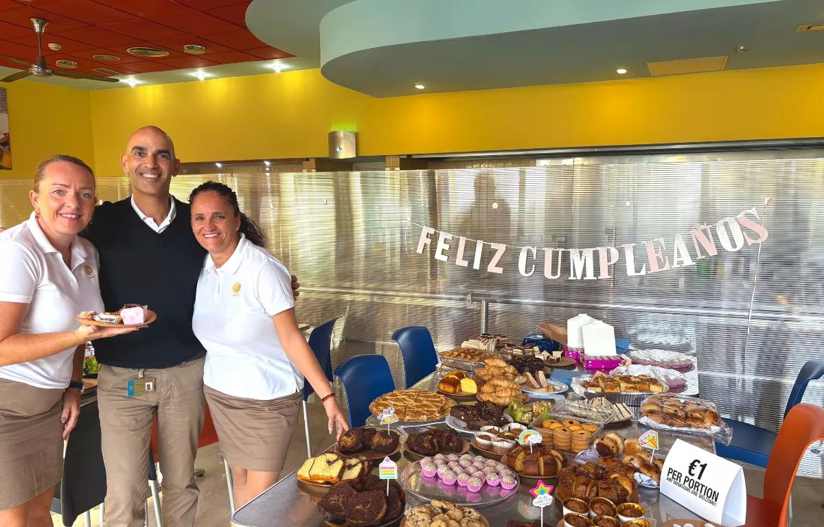 Empleados del Grupo Anfi durante el desayuno solidario organizado para apoyar a su compañera Nina Kåhlberg, coincidiendo con el día de su cumpleaños. CEDIDA