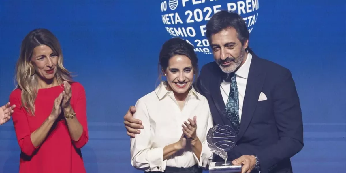 El escritor Juan del Val (d), ganador del premio Planeta, y la escritora Ángela Banzas (c), finalista, junto a la vicepresidenta Yolanda Díaz /EFE - Quique García