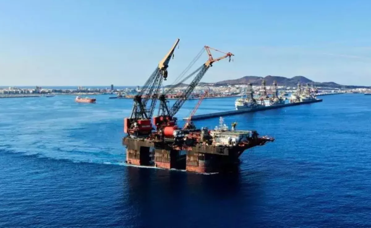 'Dsv Balder', uno de los buques grúa más grandes del mundo, durante una escala en el Puerto de Las Palmas. / AH
