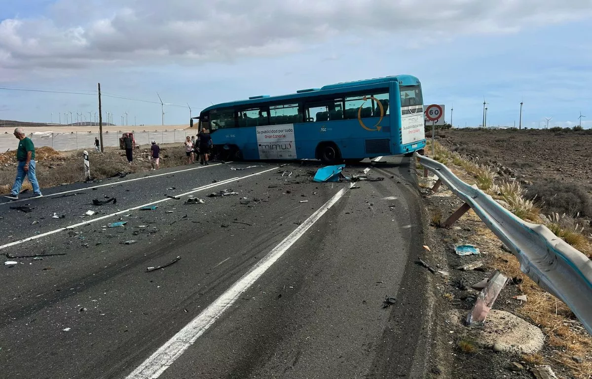 Un fallecido y un herido grave en un choque entre una guagua y un turismo en Juan Grande. AH