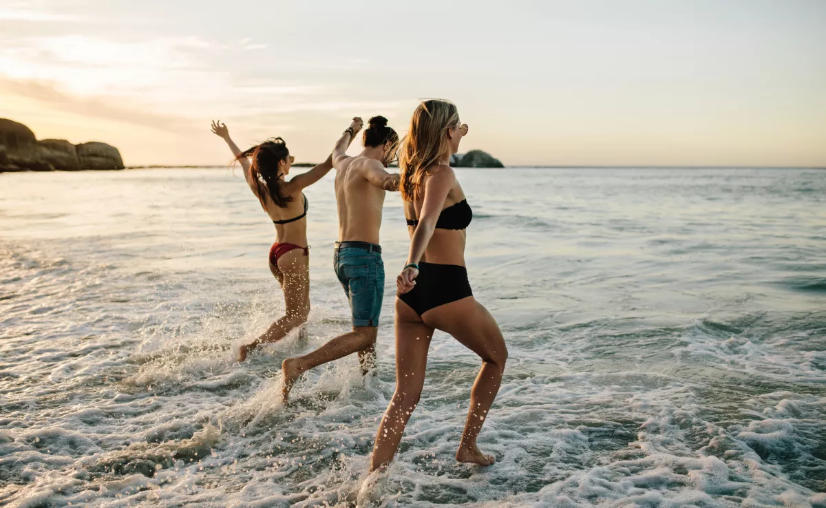 Imagen de un grupo de amigos disfrutando de la playa / CANVA