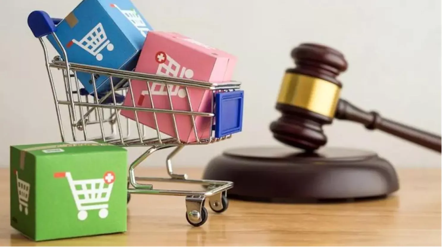 Pequeño carro de compra frente a un martillo de juez