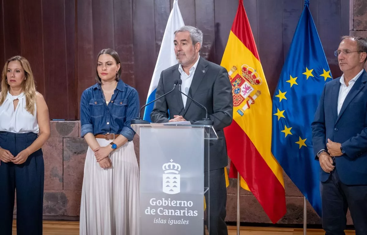 El presidente del Gobierno de Canarias, Fernando Clavijo, junto a representantes del Ejecutivo autonómico y de los cabildos de Tenerife y La Palma