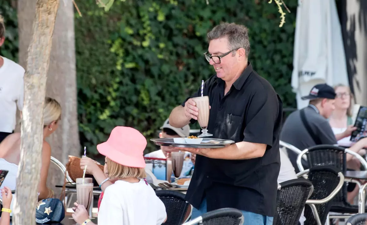 En la imagen, un camarero / EFE